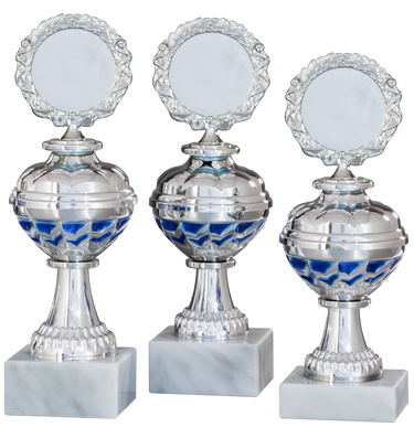 Drei Pokale „Rheinische 3-er Pokalserie 208 mm – 228 mm“ PK758440-3-E50 mit gemusterten blauen Akzenten, auf weißen Marmorsockeln montiert, in einer Reihe ausgestellt und präsentieren ihr exklusives Design und hochwertiges Material.